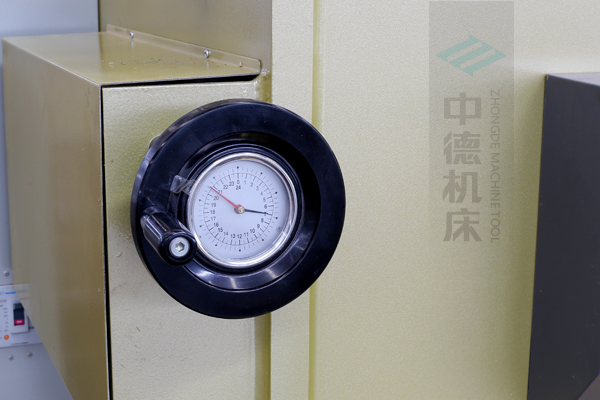 ZDG-832刀片間隙調(diào)節(jié)裝置，設(shè)置在機(jī)架前面，并有刻度顯示，調(diào)節(jié)方便.jpg