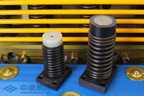 ZDS-1632采用高品質壓料油缸，不滲油不會在板材表面留有油污.jpg