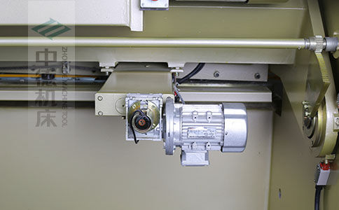 ZDS-1032剪板機后檔料結構，平行度高，并采用國內一流品牌軸承，耐磨抗壓壽命長.jpg